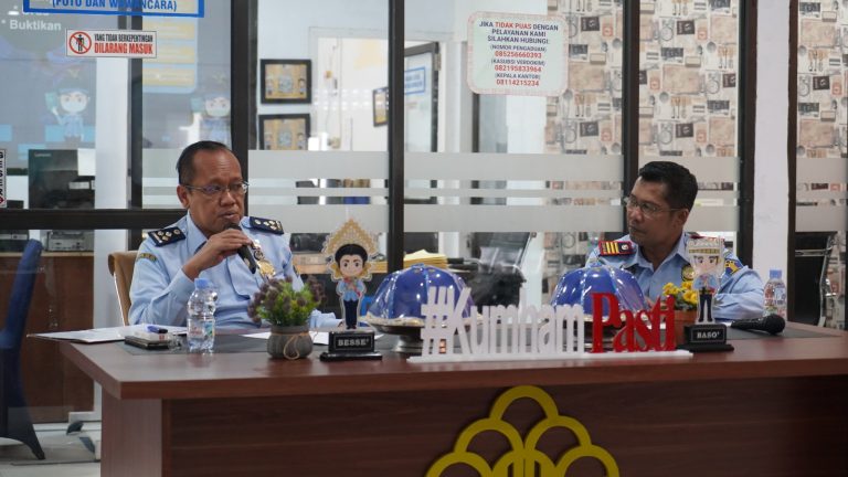 Kepala Divisi Keimigrasian Kanwil Kemenkumham Sulsel berikan pengarahan di Kantor Imigrasi Kelas III Non TPI Palopo