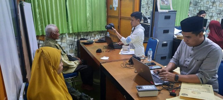 KANTOR IMIGRASI PALOPO MELAKSANAKAN EAZY PASSPORT BAGI CALON JAMAAH HAJI TAHUN 2023 DI KABUPATEN LUWU TIMUR