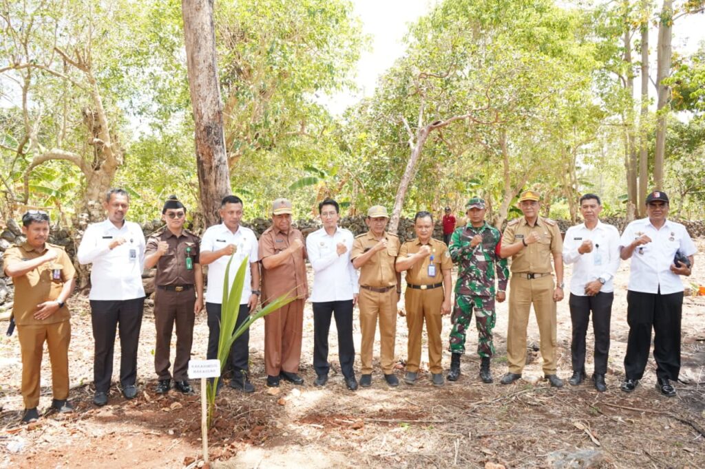 Kanwil Imigrasi Sulsel dan Pemkab Selayar Tanam 5.000 Bibit Kelapa Dukung Ketahanan Pangan Nasional
