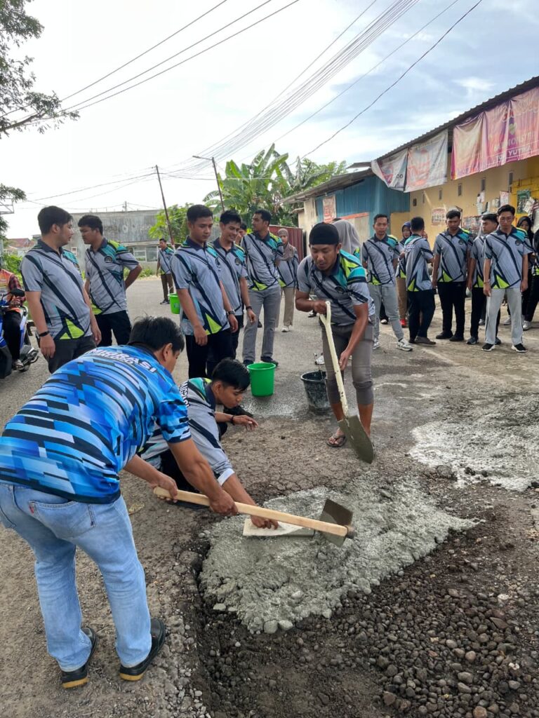 Kantor Imigrasi Kelas II Non TPI Palopo Gelar Kegiatan Kerja Bakti Perbaikan Jalan sebagai Wujud Pengabdian IMIPAS untuk Negeri